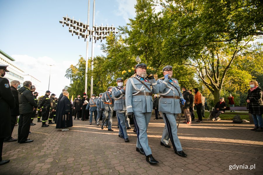 Procesja różańcowa z relikwiami św. Jana Pawła II. Jej uczestnicy ruszyli sprzed pomnika Ofiar Grudnia '70 przy gdyńskim magistracie. Na czele przedstawiciele Związku Piłsudczyków niosący relikwie // fot. Karol Stańczak