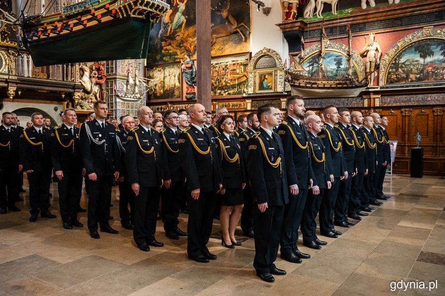 Strażacy podczas uroczystej zbiorki w Dworze Artusa w Gdańsku