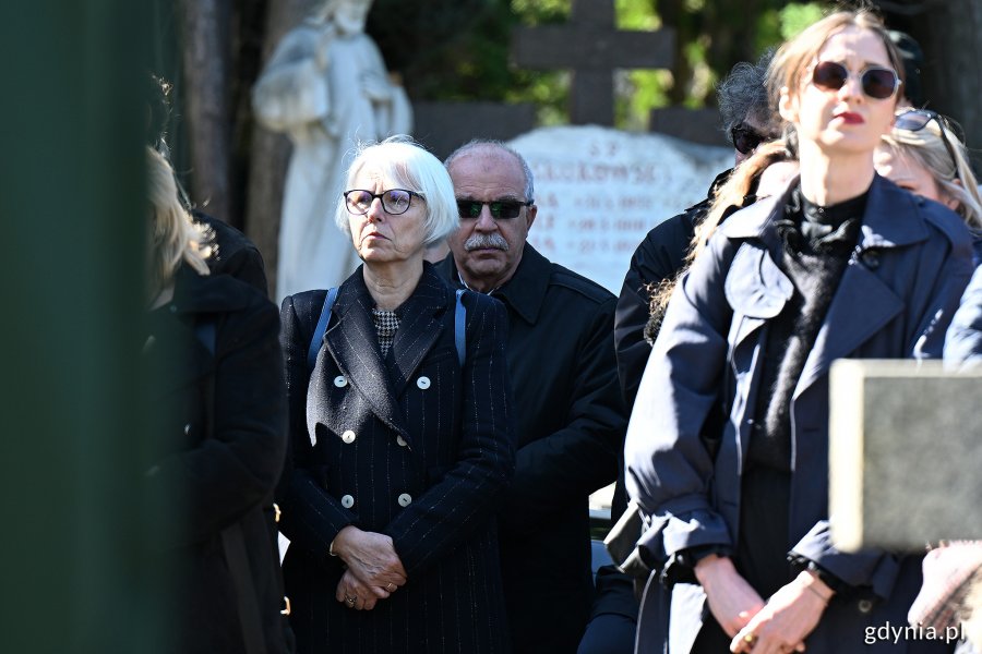 Uroczystości pogrzebowe Leszka Kopcia na Cmentarzu Łostowickim w Gdańsku - w środku radna Rady Miasta Gdyni Joanna Zielińska z małżonkiem (fot. Michał Puszczewicz)