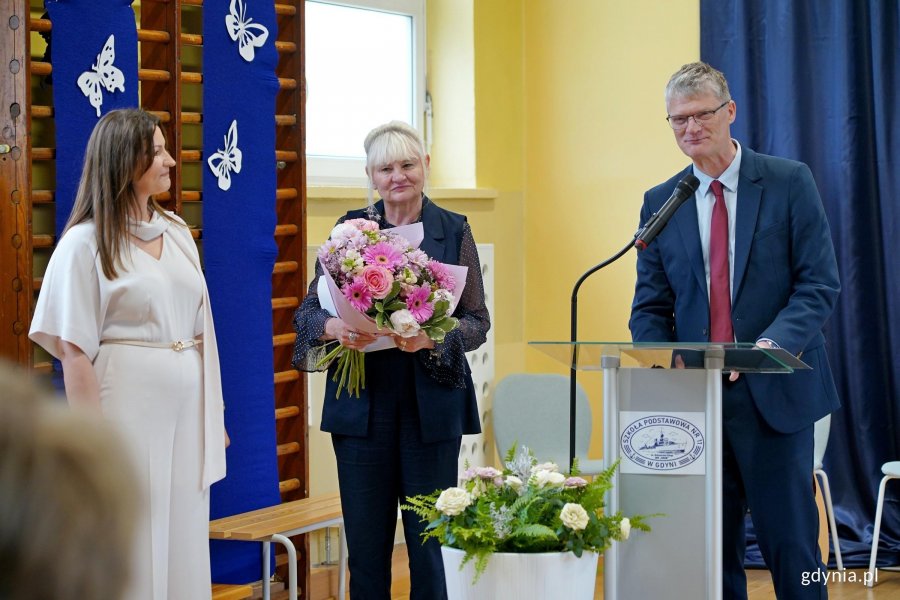 Od prawej: wiceprezydent Gdyni Rafał Geremek, Iwona Tanewska &ndash; naczelniczka Wydziału Edukacji Urzędu Miasta Gdyni oraz Joanna Zarzycka &ndash; dyrektorka Szkoły Podstawowej nr 11 podczas uroczystości z okazji 90-lecia SP nr 11 