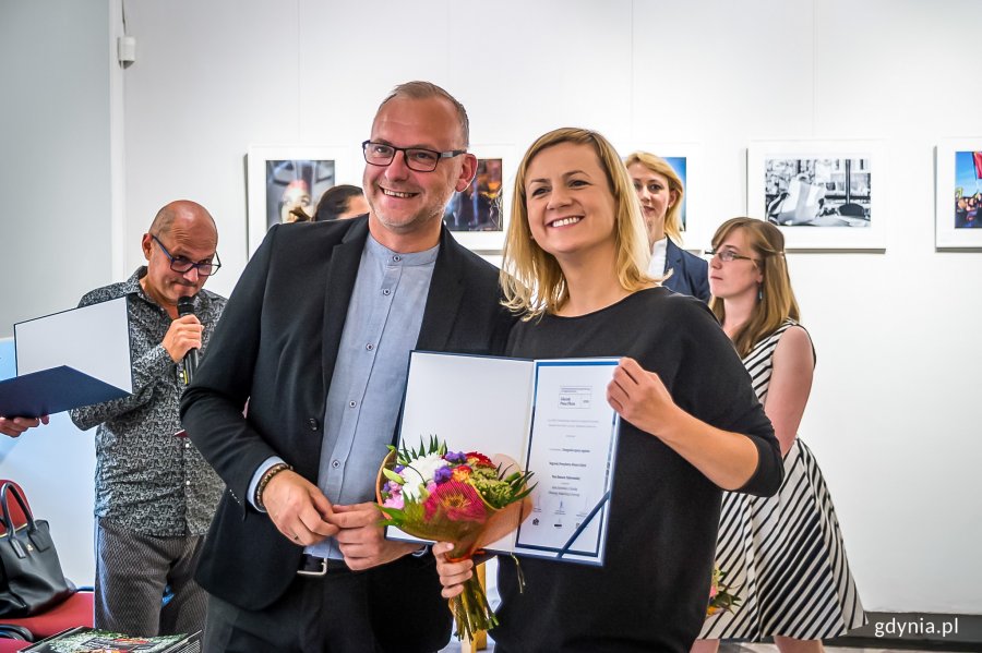 5 września w Ratuszu Staromiejskim w Gdańsku odbył się wernisaż wystawy oraz uroczystość wręczenia nagród XXIII Pomorskiego Konkursu Fotografii Prasowej Gdańsk Press Photo 2019 im. Zbigniewa Kosycarza. Na zdjęciu Michał Guć, wiceprezydent Gdyni i fotoreporterka Renata Dąbrowska // fot. Dawid Linkowski