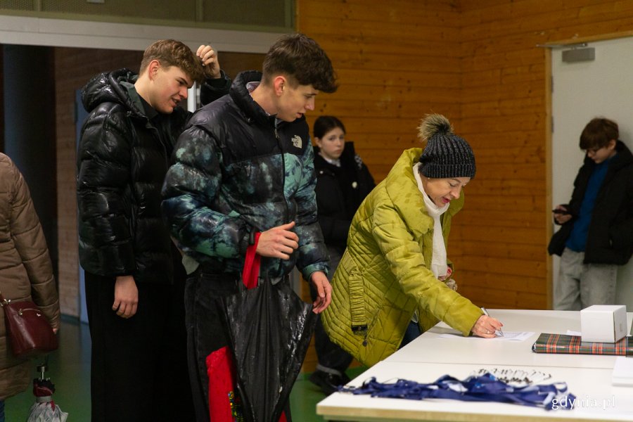 Uczniowie z nauczycielką w trakcie rejestracji