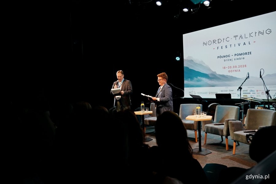 Magdalena Januszczyk-Łabacka &ndash; koordynatorka projektu z Fundacji Kaszubskiego Uniwersytetu Ludowego oraz prof. Jakub Morawiec prowadzący galę otwarcia festiwalu Nordic Talking 