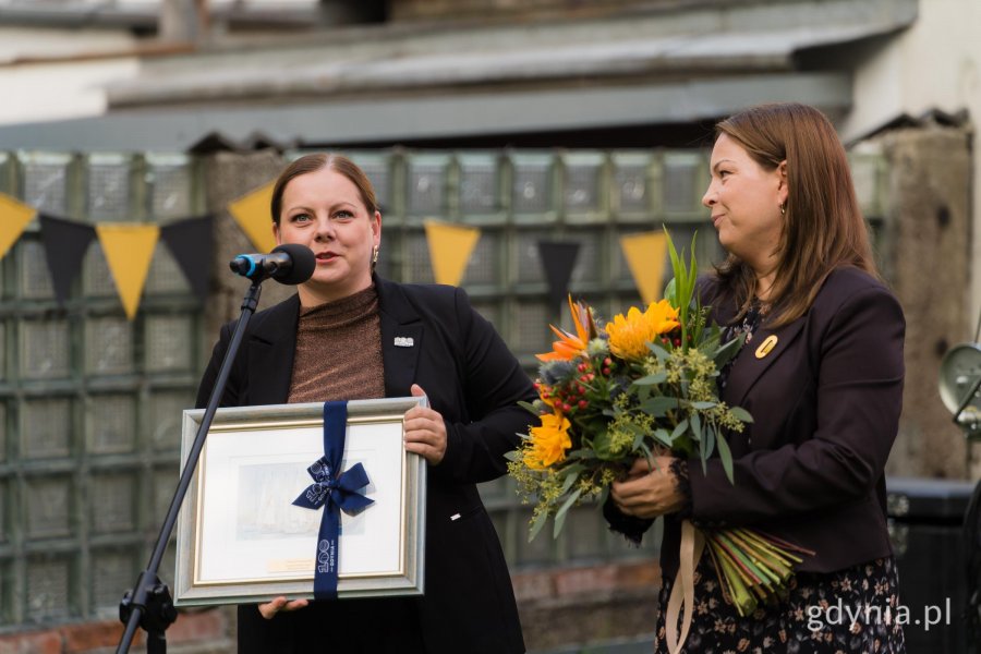Jak na urodziny przystało nie zabrakło prezent&oacute;w i kwiat&oacute;w. Na zdjęciu prezydent Gdyni Aleksandra Kosiorek i wiceprezydentka Oktawia Gorzeńska