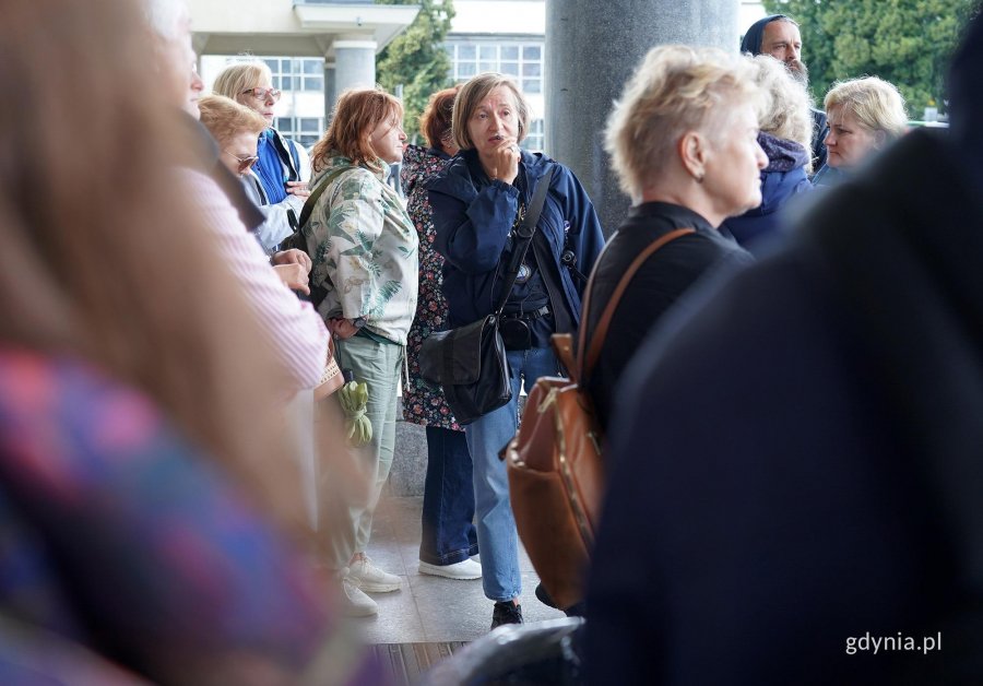 Przewodniczka Magdalena Zmorzyńska opowiada o budynku Sądu Rejonowego 