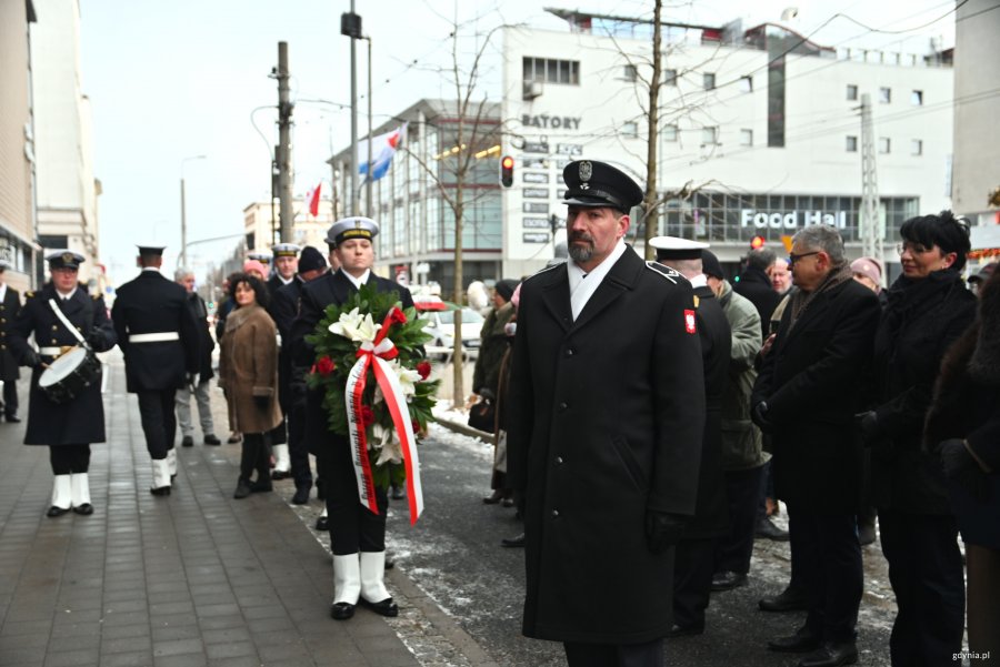 Żołnierze z kwiatami