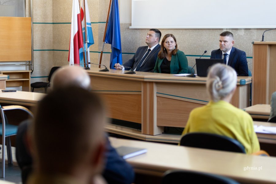 Wczoraj w sali 105 Urzędu Miasta Gdyni prezydent Aleksandra Kosiorek, naczelnik Wydziału Zarządzania Kryzysowego Robert Ronduda i sekretarz miasta Łukasz Kobus spotkali się z przedstawicielami służb i instytucji odpowiedzialnych za bezpieczeństwo. Rozmowy dotyczyły opracowania w ciągu miesiąca wkładów do Pomorskiego Planu Ewakuacji i Ochrony Ludności. (fot. Natalia Kawalerowicz)