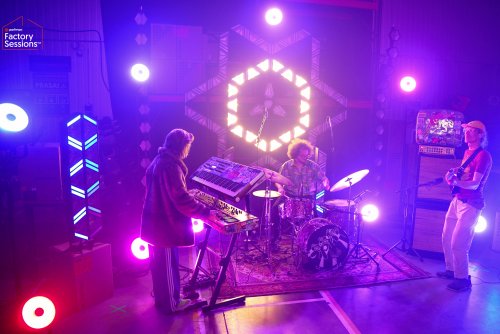 Trójmiejskie trio daltonists podczas koncertu w sesji Portman® Factory Sessions™ (fot. Portman® Lights)