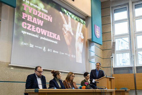 Konferencja miejska, podczas której zaprezentowano program Tygodnia Praw Człowieka (fot. Kamil Złoch)