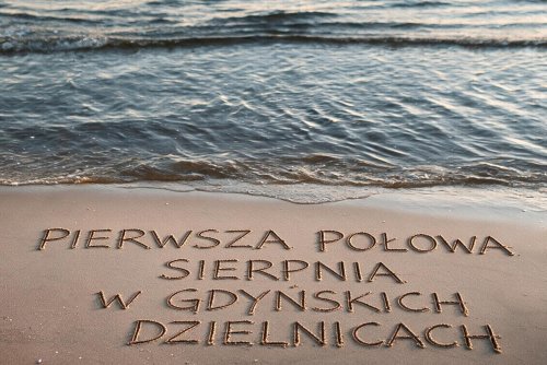 Zdjęcie plaży z napisem Pierwsza połowa sierpnia w gdyńskich dzielnicach (fot. mat. prasowe)