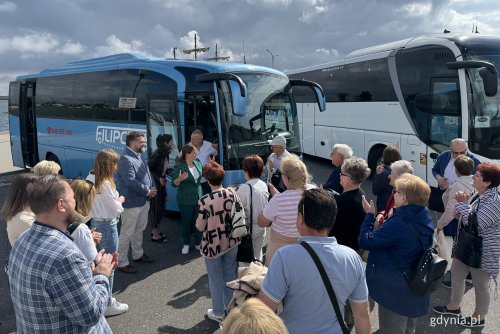 Pierwsi goście korzystają z otwartego po przerwie parkingu (fot. Łukasz Czerwiński)