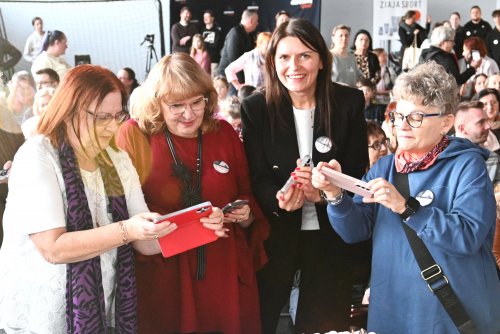 Cisowa hucznie świętuje 90 lat przyłączenia do Gdyni. Na zdjęciu z mieszkankami i mieszkańcami dzielnicy: Mariola Śrubarczyk-Cichowska, wiceprzewodnicząca Rady Miasta Gdyni (druga z prawej) i Ewa Krym, radna miasta (w środku) (fot. Aneta Marczak)