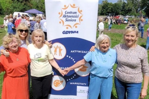 Bożena Zglińska, dyrektorka Centrum Aktywności Seniora w Gdyni (druga z lewej) z gdyńskimi seniorkami (mat. Centrum Aktywnego Seniora)