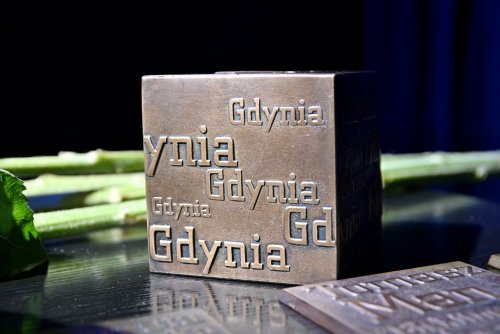 Statuetka Gdyńskiej Nagrody Dramaturgicznej i pamiątkowe plakietki dla finalistów (fot. Magdalena Czernek)