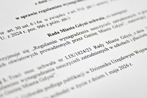 Kartka z treścią uchwały Rady Miasta Gdyni z marca 2026 roku