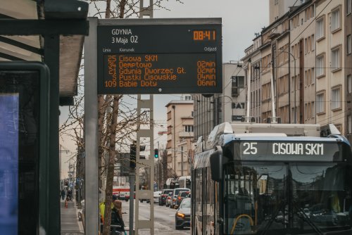 Istniejąca tablica informacji pasażerskiej na przystanku w Gdyni (fot. Marcin Mielewski, Zarząd Dróg Miejskich)