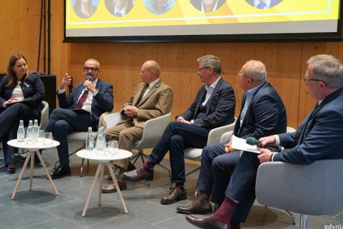 Na zdjęciu (od lewej): prezydent Gdyni Aleksandra Kosiorek, rektor Uniwersytetu Gdańskiego prof. dr hab. Piotr Stepnowski, zastępca nadleśniczego Nadleśnictwa Gdańsk Mariusz Tokarczyk, prezes zarządu IGCP Jacek Szymczak, prezes zarządu OPEC Grudziądz Marek Dec, prezes zarządu OPEC Gdynia Wojciech Folejewski (fot. Magdalena Starnawska)