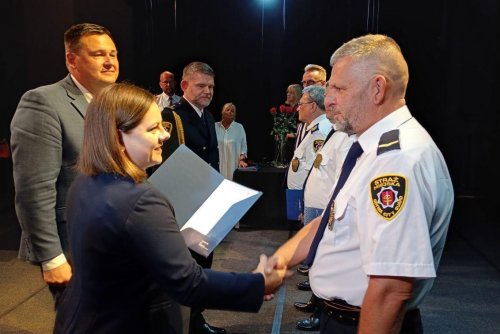 Prezydent Gdyni Aleksandra Kosiorek, sekretarz miasta i dyrektor generalny Urzędu Miasta Gdyni Łukasz Kobus oraz komendant Wydziału Straży Miejskiej i Zarządzania Kryzysowego Robert Ronduda wręczają nagrody i awanse funkcjonariuszom gdyńskiej Straży Miejskiej w dniu ich święta (fot. Waldemar Ulanowski)