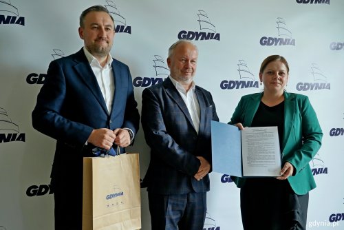 Prezydent Gdyni Aleksandra Kosiorek i Tomasz Augustyniak - dyrektor zarządzający ds. społecznych Urzędu Miasta Gdyni podczas powołania Krzysztofa Jankowskiego na pełnomocnika ds. kombatantów i osób represjonowanych (fot. Magdalena Czernek)