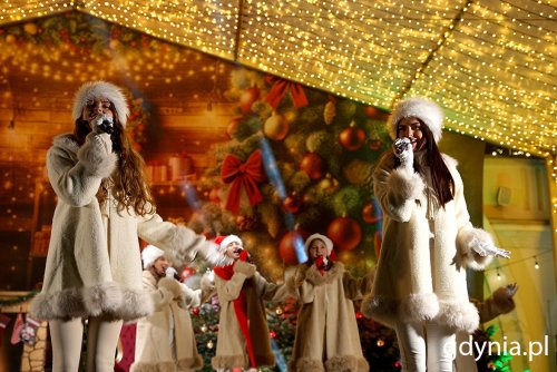 Występy artystyczne w muszli koncertowej na placu Grunwaldzkim to nieodłączny element gdyńskich mikołajek (fot. Mirosław Pieślak)