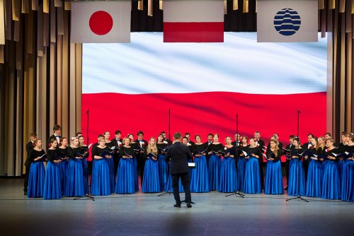 Akademicki Chór Uniwersytetu Morskiego w Gdyni pod dyrekcją Karola Hilli podczas występu w ramach Narodowego Dnia Polski na Expo 2025 w Osace (źródło: PAIH, fot. A. Stykowski)