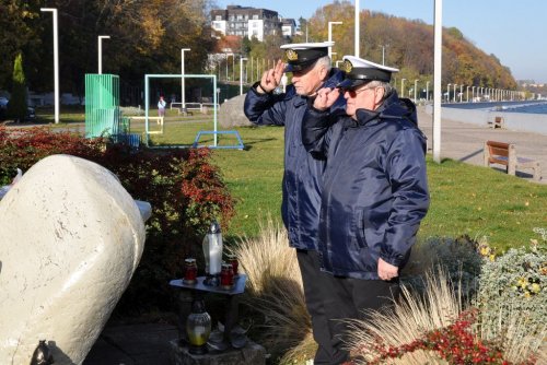 Uczestnicy uroczystości oddający hołd zmarłym ludziom morza i składający kwiaty przed pomnikiem „Tym, co odeszli na wieczną wachtę” (fot. Leopold Naskręt/PoZŻ)