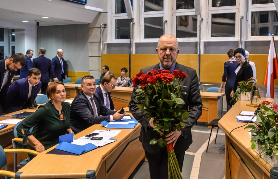 Podczas sesji pożegnano dotychczasowego wiceprezydenta ds. rozwoju Marka Stępę, który teraz będzie radnym // fot. Przemysław Świderski