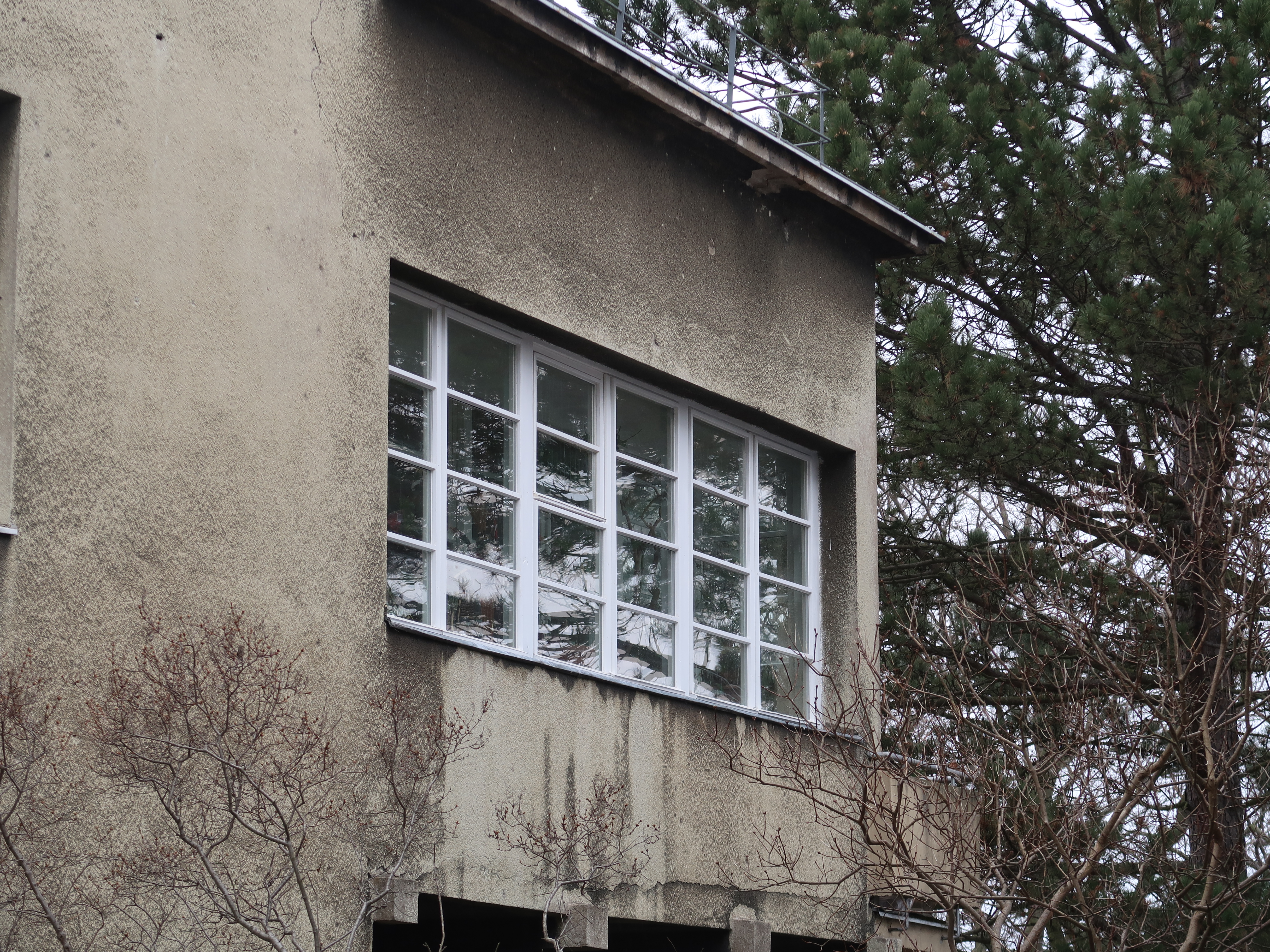 10.	Budynek mieszkalny „Willa Ala", ul. Sienkiewicza 27 - etap I renowacji stolarki okiennej
