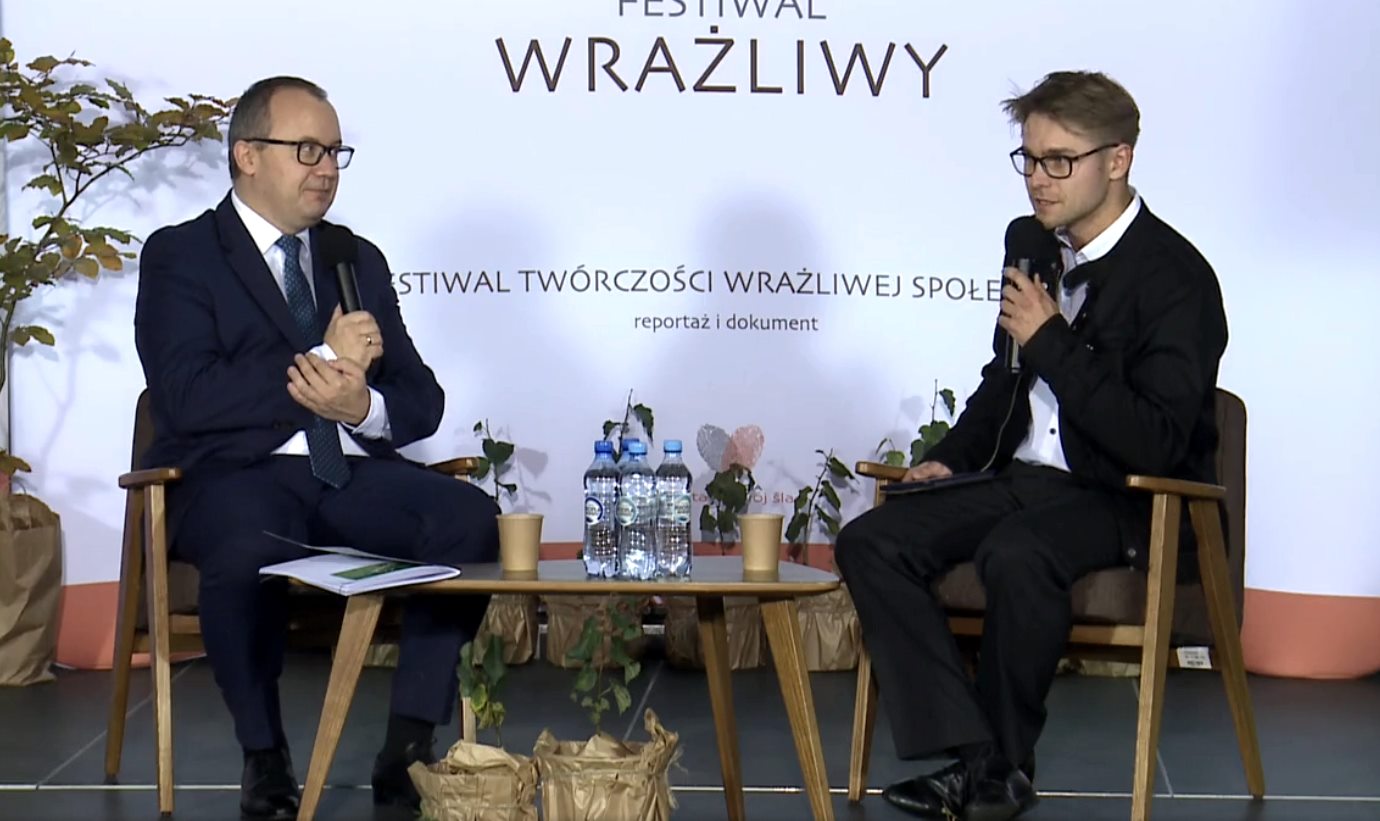 Na zdj. 9od lewej): prof. Adam Bodnar i prowadzący spotkanie, fot. organizatora/FB