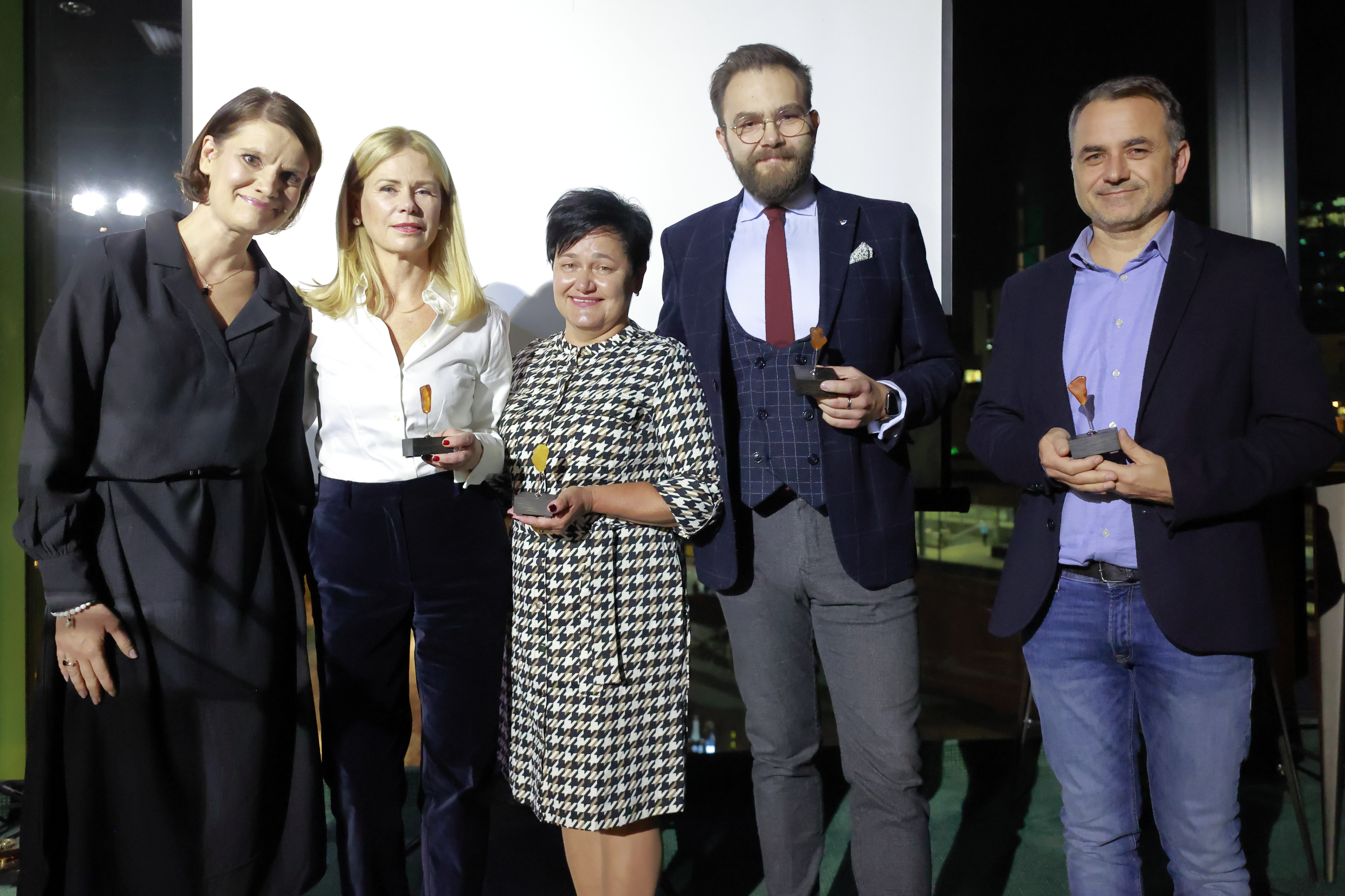 Wiceprezydent Katarzyna Gruszecka-Spychała z laureatami Nagrody Smart Metropolia im. Pawła Adamowicza: (od lewej) Moniką Lewandowską, Joanna Cwojdzińską, Tomaszem Grybkiem oraz Janem Szymańskim // fot. Grzegorz Mehring 