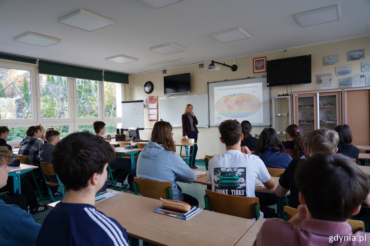 Iwona Kotowska podczas lekcji geografii