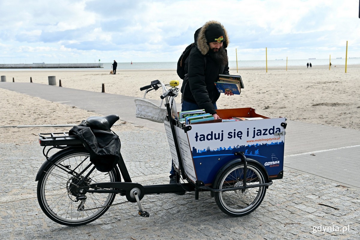 Bibliorower z książkami przy plaży Śr&oacute;dmieście w kwietniu