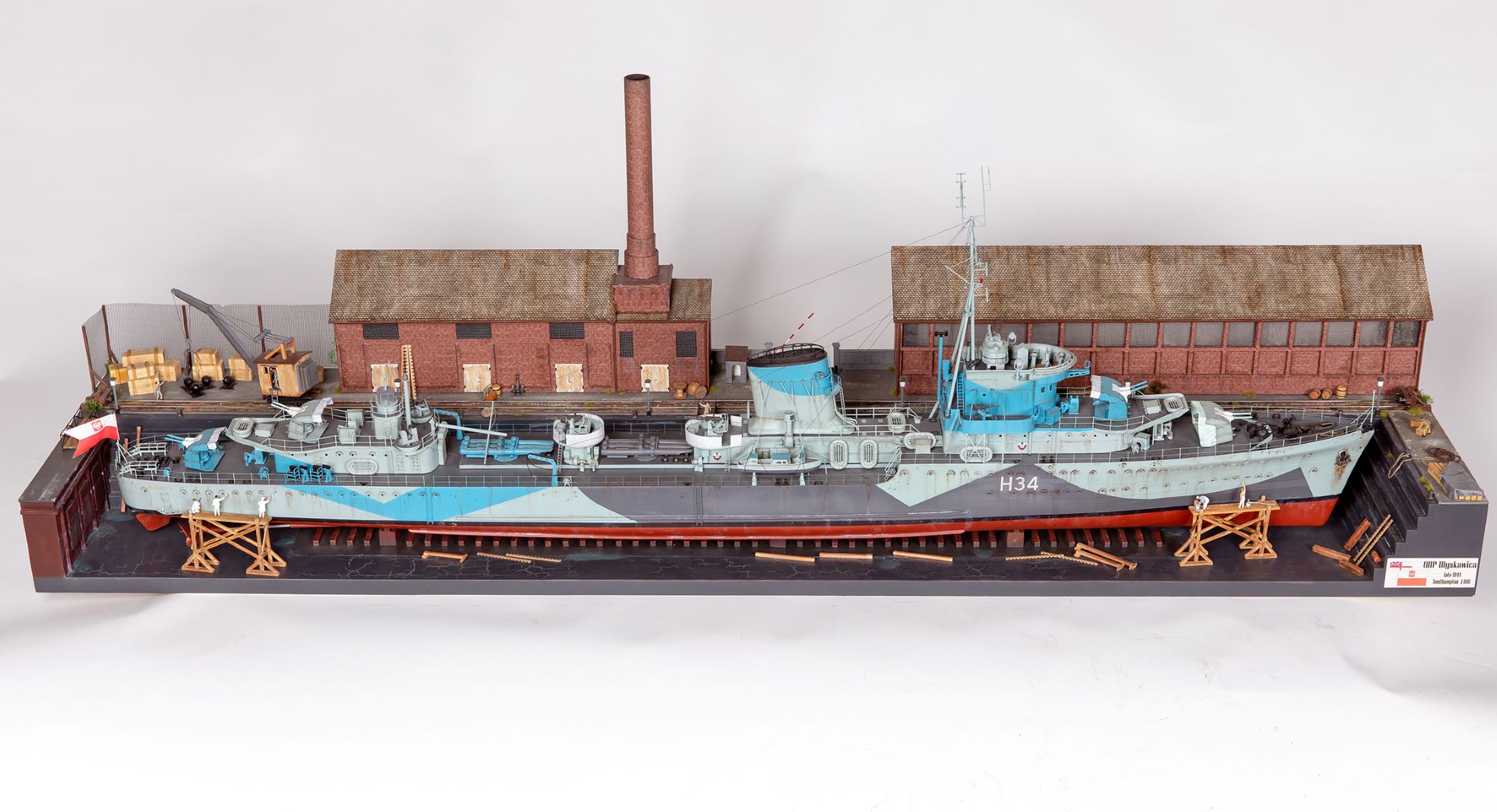 Model ORP „Błyskawica” już po złożeniu i sklejeniu elementów, fot. Muzeum Marynarki Wojennej w Gdyni