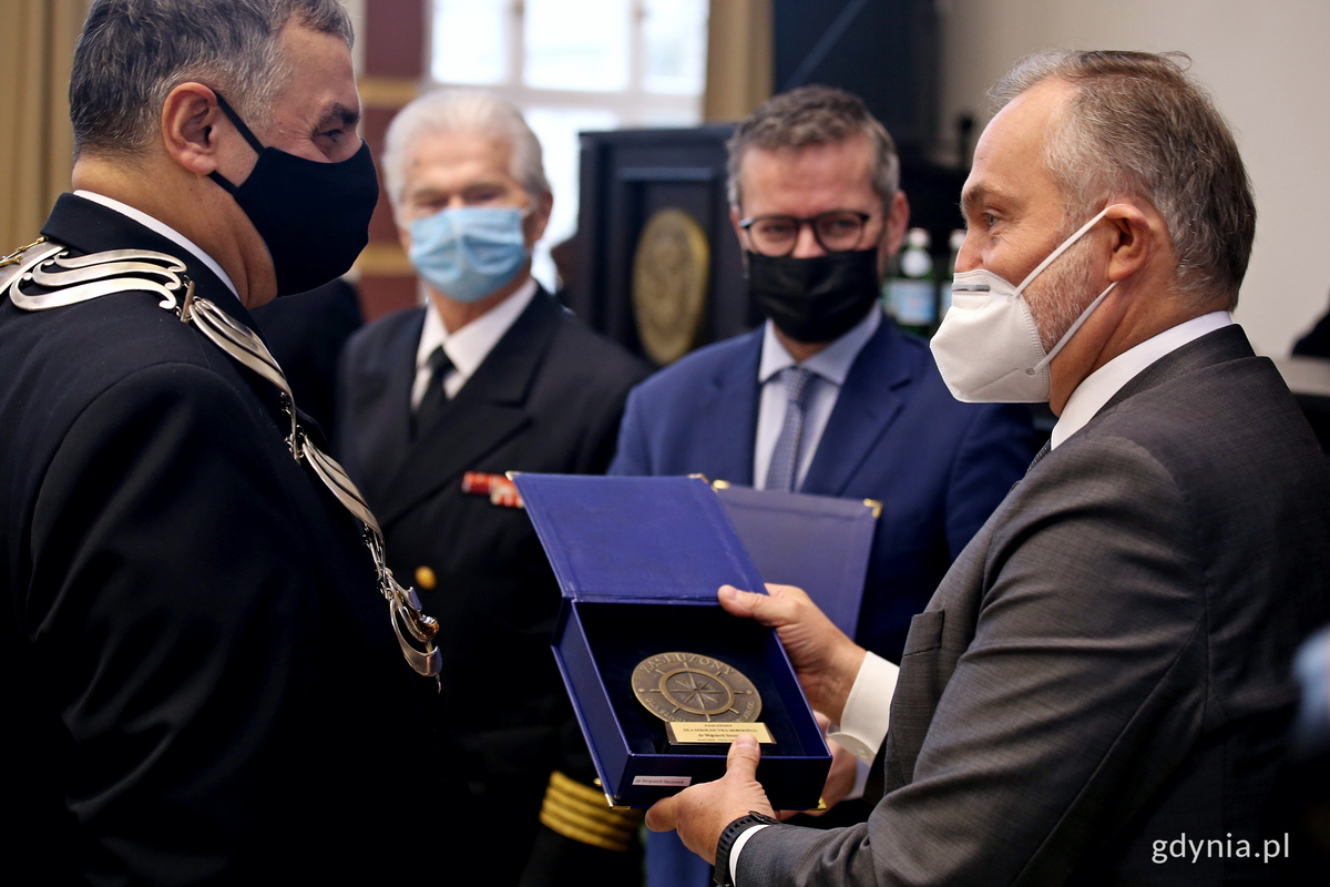 prof. dr hab. inż. kpt. ż. w. Adam Weintrit wręcza prezydentowi Wojciechowi Szczurkowi medal "Zasłużony dla Szkolnictwa Morskiego" // fot. Przemysław Kozłowski