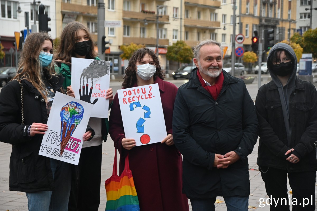 Prezydent Gdyni Wojciech Szczurek z młodymi ludźmi z Młodzieżowego Strajku Klimatycznego podczas demonstracji na placu Kaszubskim. Fot. Magda Śliżewska