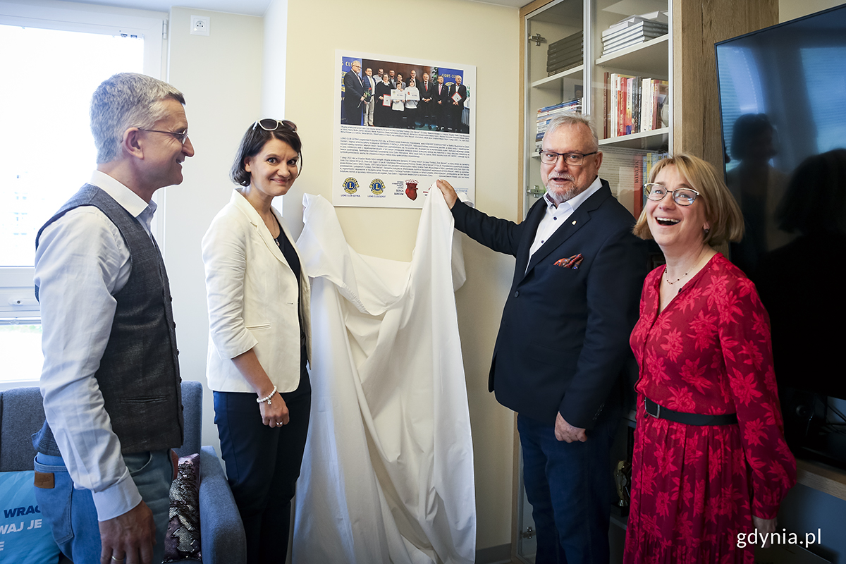 Odsłonięcie tablicy upamiętniającej ufundowanie kuchni w Domu Marzeń. Od lewej: Marek Karczewski, Katarzyna Gruszecka-Spychała, wiceprezydent Gdyni, Sławomir Kitowski i Katarzyna Karczewska, prezeska Fundacji Dom Marzeń. Fot. Przemysław Kozłowski