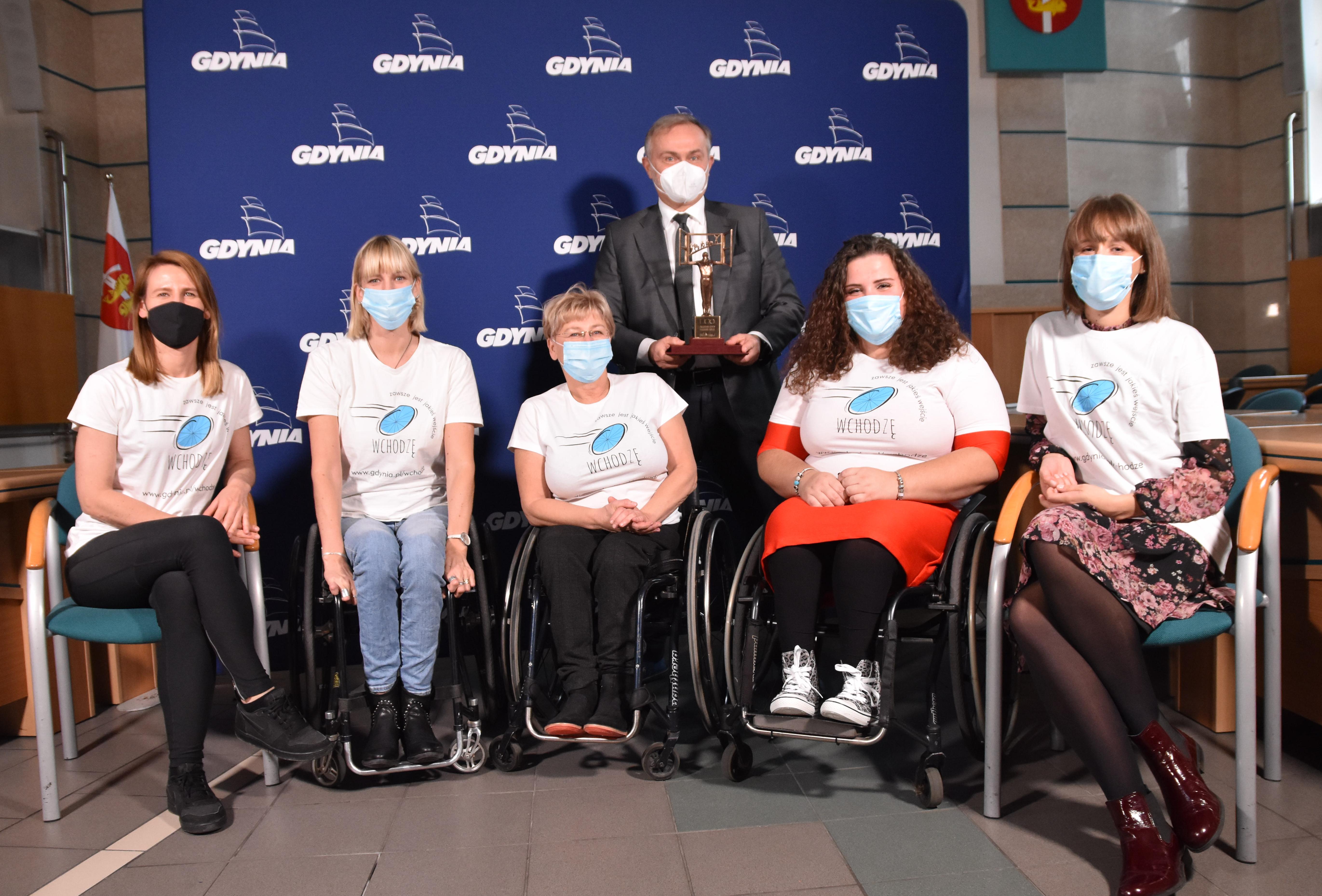 Prezydent Gdyni Wojciech Szczurek oraz Biuro Pełnomocnika Prezydenta Miasta Gdyni ds. Os&oacute;b z Niepełnosprawnością w składzie: Agnieszka Wawrzyniak, Magdalena Biegańska, Beata Wachowiak-Zwara - Pełnomocnik Prezydenta ds. Os&oacute;b z Niepełnosprawnością, Marta Czachor, Aleksandra Szwaba.