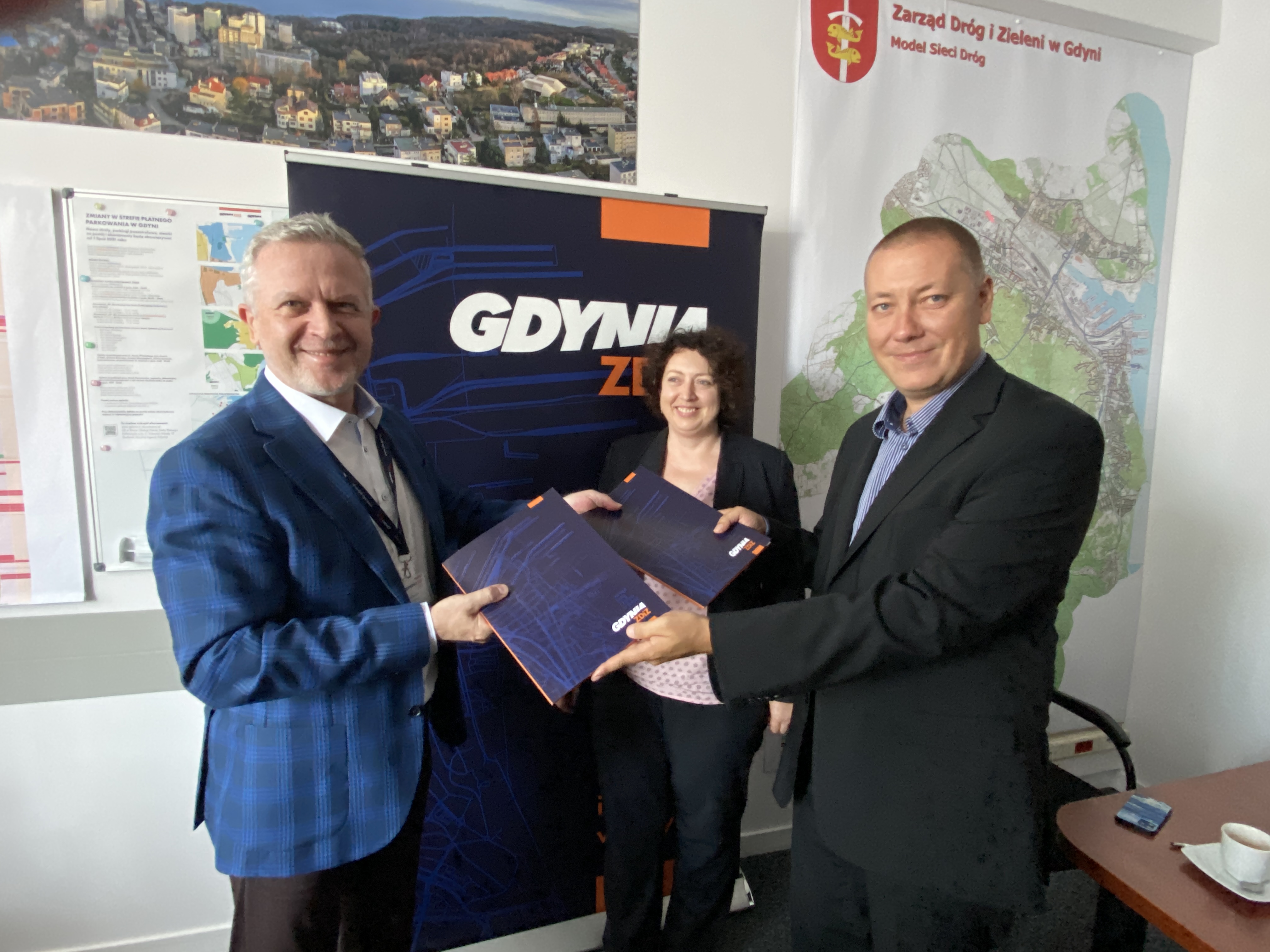 Od lewej: Wojciech Folejewski, dyrektor ZDiZ, Jacek Borakiewicz, dyr. Regionu P&oacute;łnoc Eurovia Polska S.A,