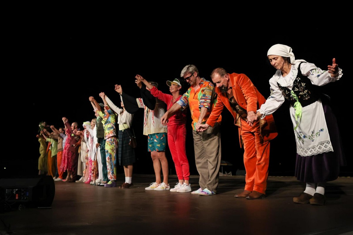 Zdjęcie ze spektaklu &bdquo;Na Waleta!&rdquo;, kt&oacute;ry był prezentowany na Scenie Letniej. Scena zbiorowa // fot. Roman Jocher