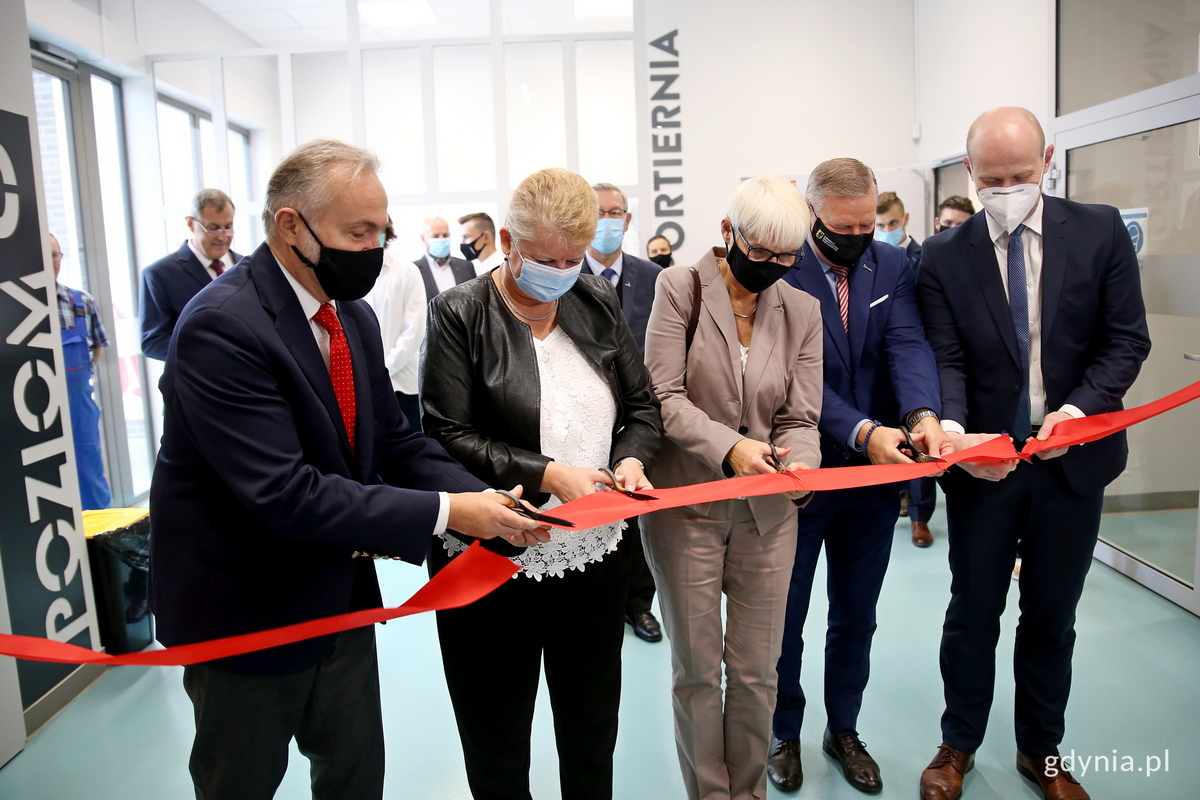 Uroczyste otwarcie nowych warsztat&oacute;w szkolnych przy CKZiU nr 1 w Gdyni. Na zdjęciu od lewej: Wojciech Szczurek - prezydent Gdyni, Irena Szafranek - dyrektor CKZiU nr 1 w Gdyni, Joanna Zielińska - przewodnicząca Rady Miasta Gdyni, Adam&nbsp;Krawiec - dyrektor Departamentu Edukacji i Sportu Urzędu Marszałkowskiego Wojew&oacute;dztwa Pomorskiego, Bartosz Bartoszewicz - wiceprezydent Gdyni ds. jakości życia // fot. Przemysław Kozłowski