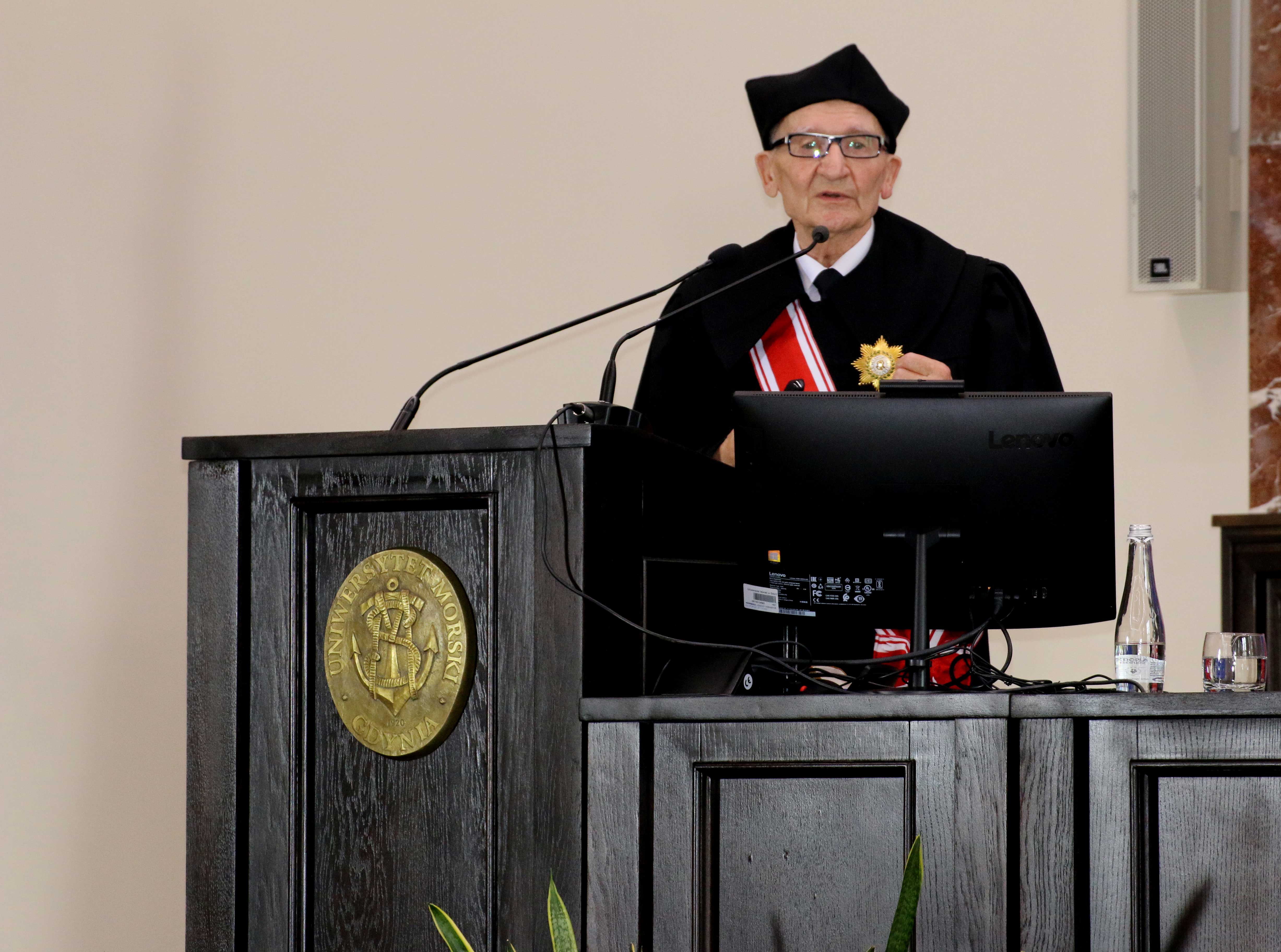 Prof. Daniel Duda podczas wygłaszania wykładu po otrzymaniu tytułu doktora honoris causa UMG // fot. materiały prasowe Uniwersytetu Morskiego w Gdyni