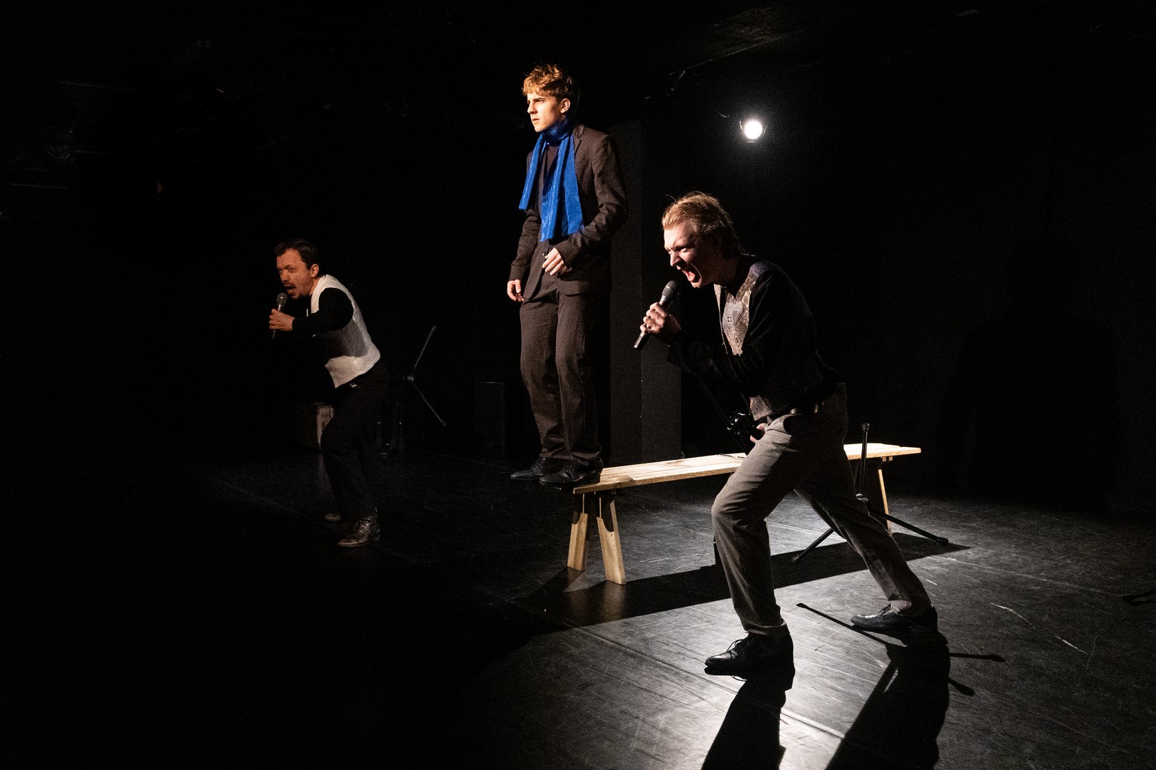 Od lewej: Piotr Rogalski, Bartłomiej Deklewa i Piotr Ujejski w nowym spektaklu Teatru Gdynia Gł&oacute;wna pt. &bdquo;Kto zabił w Konitzville&rdquo; (fot. Anna Rezulak)