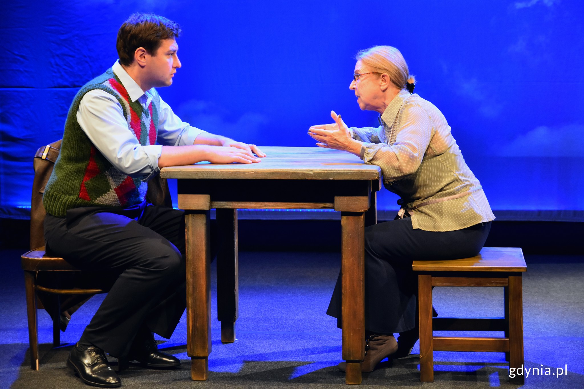 Zdjęcie z pr&oacute;by medialnej spektaklu &bdquo;Obietnica poranka&rdquo;. Konrad Michalak i Mirosława Olbińska jako matka i syn // fot. Magdalena Czernek