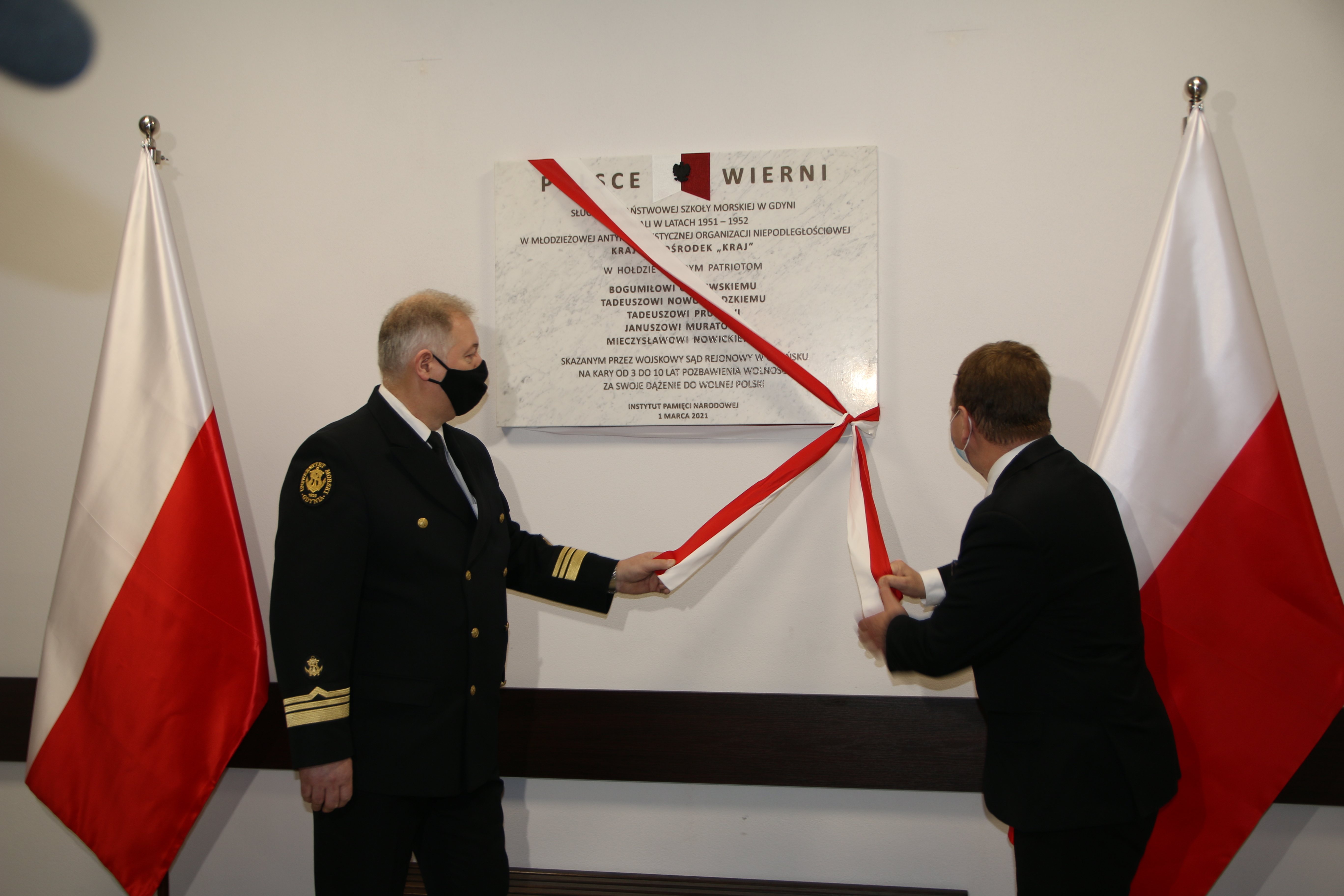 Odsłonięcie tablicy na Uniwersytecie Morskim. Na zdj. (od lewej): prof. UMG, dziekan Wydziału Mechanicznego dr hab. inż. Andrzej Miszczak i dyrektor IPN Gdańsk prof. Mirosław Golon, fot. UMG