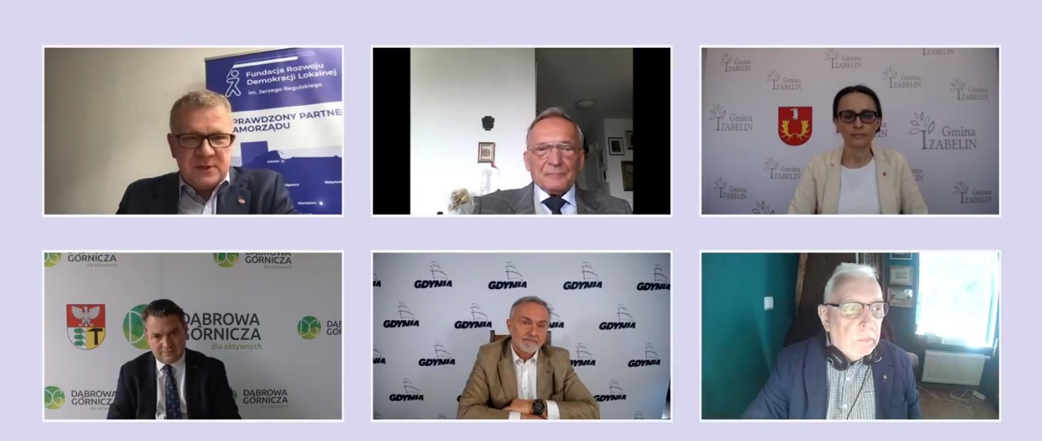 Prowadzący i uczestnicy debaty pt. &bdquo;Trzeci etap reformy samorządu terytorialnego. De(re)centralizacja, postcovid i...?&rdquo;. U g&oacute;ry (od lewej): Cezary Trukowski, prezes zarządu Fundacji Rozwoju Demokracji Lokalnej i prowadzący debatę, prof. Hubert Izdebski &ndash; prawnik, Dorota Zmarzlak &ndash; w&oacute;jt Izabelina. Na dole (od lewej): Marcin Bazylak &ndash; prezydent Dąbrowy G&oacute;rniczej, Wojciech Szczurek &ndash; prezydent Gdyni oraz Jerzy Stępień &ndash; sędzia i przewodniczący Rady Fundator&oacute;w Fundacji Rozwoju Demokracji Lokalnej 