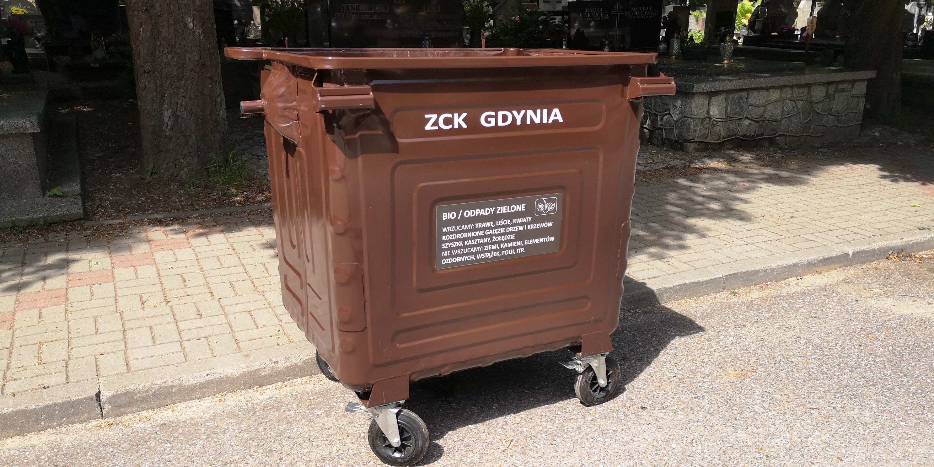 Na terenie gdyńskich cmentarzy komunalnych ustawiono brązowe pojemniki przeznaczone do składowania odpadów zielonych biodegradowalnych/fot. mat. pras. ZCK