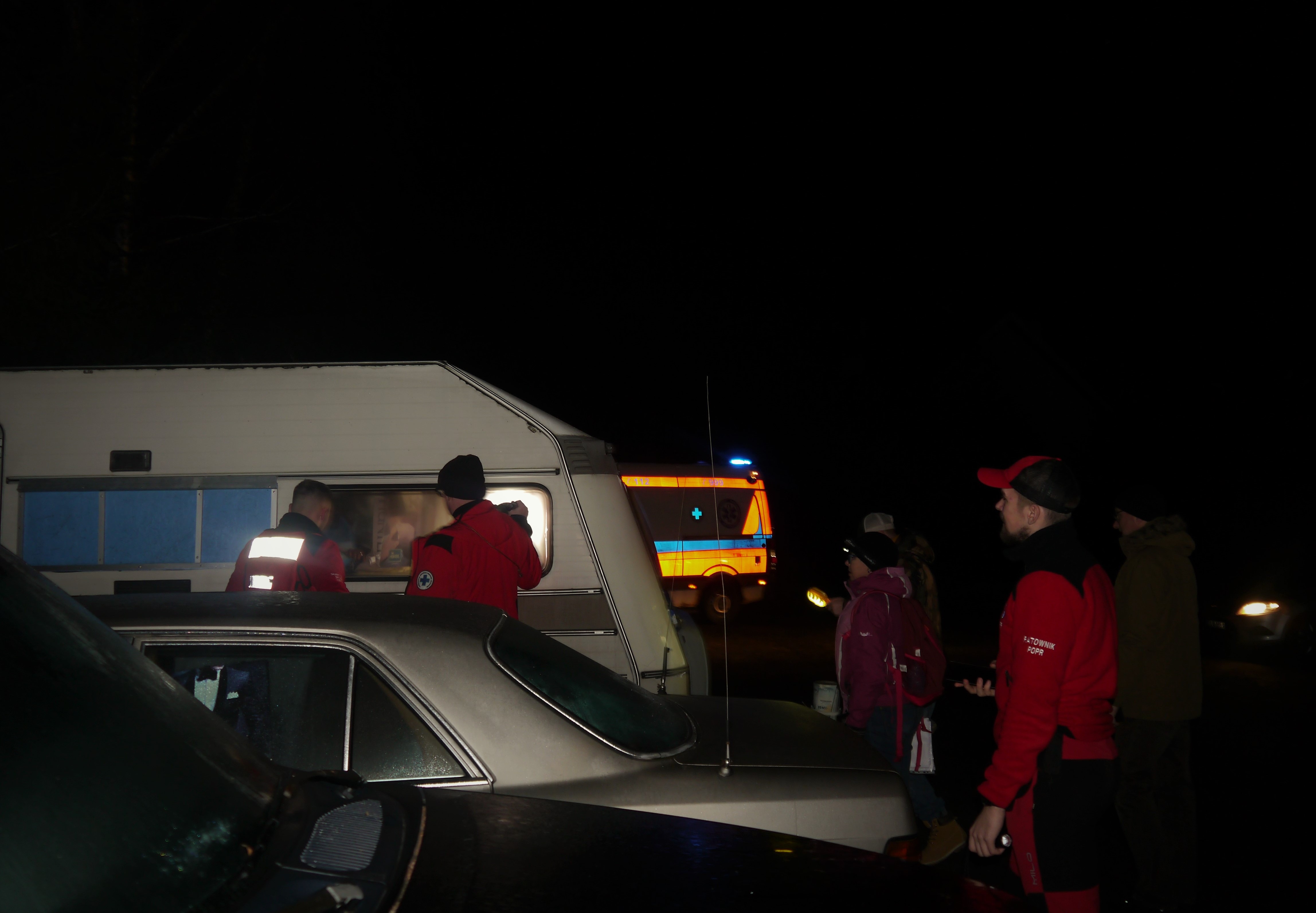 Ratownicy pogotowia zaglądają do przyczepy kempingowej