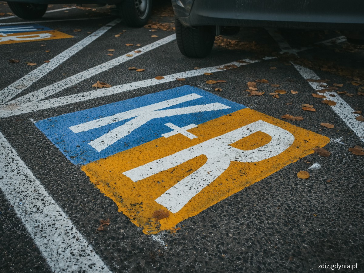 Piktogram K+R w strefie Kiss&Ride przy Szpitalu Miejskim