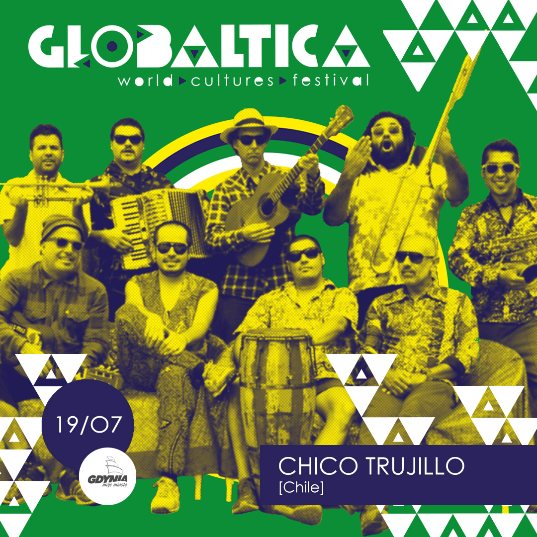 Chico Trujillo - grupa muzyków na zielono-białym tle. Niektórzy z nich mają w rękach instrumenty muzyczne. U góry napis "Globaltica"