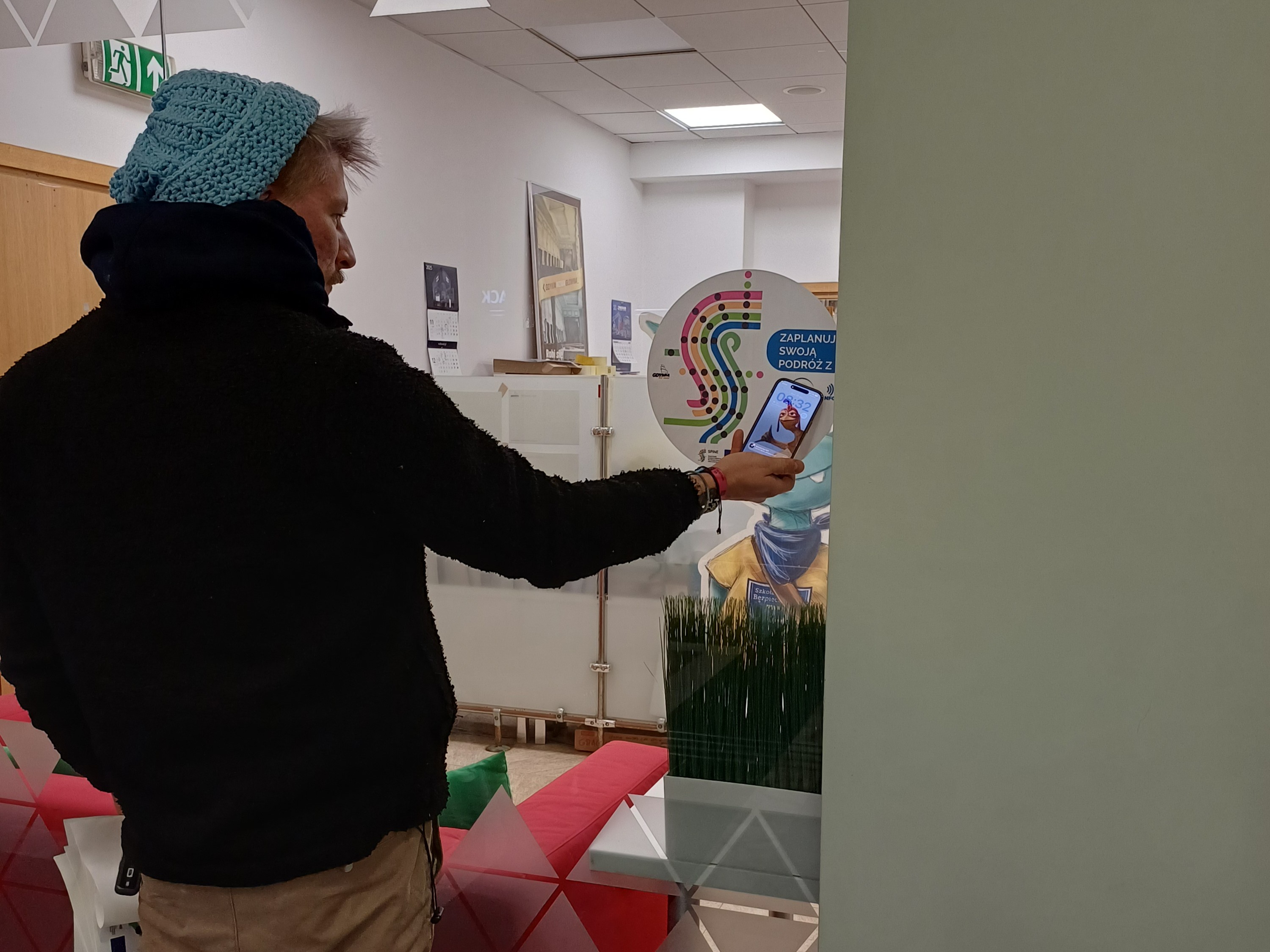 Skanowanie naklejki NFC, fot. Gdynia Mobilna